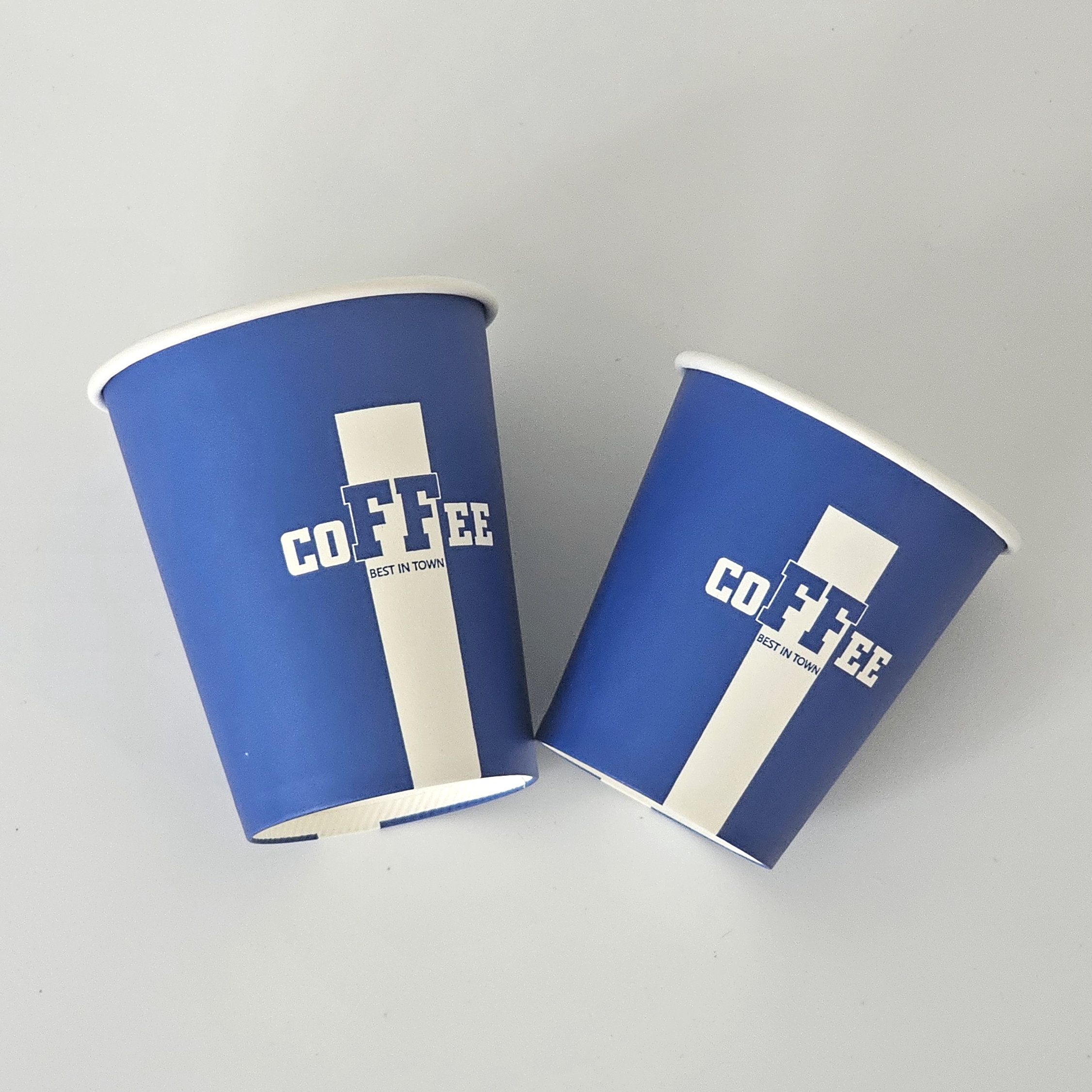 Taza de café desechable de papel de pared simple con tapa y logotipo personalizado para bebidas para llevar